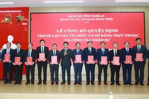 Các đồng chí Thường trực Đảng ủy Các cơ quan Đảng tỉnh Nghệ An trao quyết định thành lập các tổ chức cơ sở đảng trực thuộc và công tác nhân sự.
