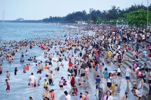 Có khoảng 322.000 lượt khách đến biển Cửa Lò trong 5 ngày nghỉ Lễ 30/4 và 1/5 năm nay.