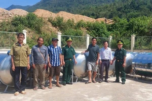 Bồn chứa nước được trao tận tay cho các hộ dân.