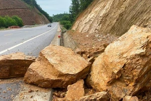Hiện trường sạt lở vách núi trên tuyến Quốc lộ 7C, đoạn qua xã Giang Sơn Đông, huyện Đô Lương vào ngày 12/5. (Ảnh: VĂN TRƯỜNG)