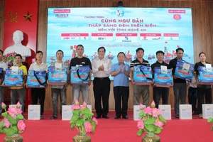 Ông Nguyễn Văn Đệ, Phó Chủ tịch Ủy ban nhân dân tỉnh Nghệ An và ông Nguyễn Thái Bình, Phó Tổng Biên tập báo Pháp luật Thành phố Hồ Chí Minh, Trưởng Ban tổ chức chương trình “Cùng ngư dân thắp sáng đèn trên biển” trao tặng các phần quà cho ngư dân.
