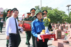 Lãnh đạo tỉnh Nghệ An và lãnh đạo Quân khu 4 di hài cốt liệt sĩ an táng ở Nghĩa trang liệt sĩ huyện Nghi Lộc, Nghệ An.