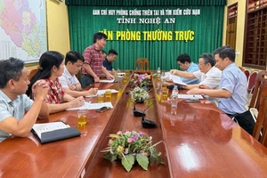 Văn phòng thường trực Ban Chỉ huy Phòng chống thiên tai-Tìm kiếm cứu nạn và Phòng thủ dân sự tỉnh Nghệ An cùng Đoàn công tác Quỹ Cộng đồng phòng tránh thiên tai đánh giá hiệu quả các dự án. (Ảnh: NGUYỄN LIÊN)