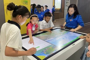 Không gian số với phần mềm trình chiếu, tương tác, hỏi đáp, ứng dụng công nghệ thông minh nhân tạo AI,… tại Bảo tàng Nghệ An. 