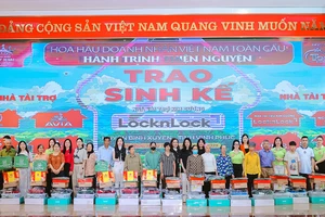 Đoàn trao quà tặng cho các hộ nghèo ở địa phương. (Ảnh: BÌNH NGUYỄN)