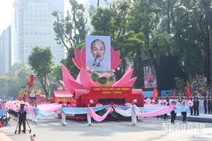 Xe rước chân dung Chủ tịch Hồ Chí Minh tại lễ kỷ niệm. (Ảnh: DUY LINH)