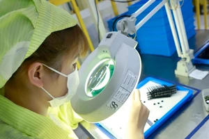Sản xuất linh kiện điện tử. (Ảnh: TTXVN)