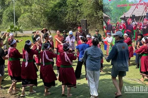Du khách tham gia chương trình dân ca dân vũ cùng đồng bào các dân tộc tại Làng.