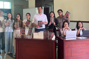Tác giả Guillaume Pitron cùng các sinh viên trước buổi Tọa đàm “ Địa kinh tế và chính trị của kim loại hiếm: Bài học từ mặt tối của công nghệ sạch” do Omega+ cùng với Khoa Quan hệ quốc tế trường Đại học Xã hội Nhân văn Thành phố Hồ Chí Minh tổ chức. (Ảnh: Omega Plus Books)