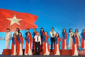 Thầy Lê Đức Mẫn (áo trắng, đứng giữa hàng dưới) hòa giọng cùng các học trò. (Ảnh: THANH NGA)