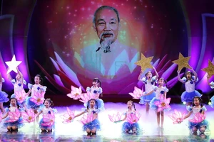 Chương trình nghệ thuật đặc biệt “Quà tháng 5 dâng Người”. (Ảnh: TRẦN HUẤN)