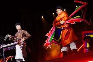 Tiết mục "Trống cơm" của 3 anh tài: Nghệ sĩ Nhân dân Tự Long, các nghệ sĩ Soobin Hoàng Sơn và Cường Seven. (Ảnh: Nhà sản xuất cung cấp)