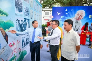 Tổng Biên tập Lê Quốc Minh giới thiệu về triển lãm tới các đại biểu. (Ảnh: THÀNH ĐẠT)