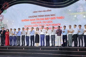 Các đại biểu tại lễ khai mạc Không gian trưng bày văn hóa du lịch Lâm Đồng tại Hà Nội. (Ảnh: Ban tổ chức)