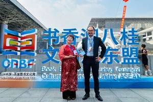 Dịch giả Nguyễn Lệ Chi (Chibooks) và tác giả Đỗ Quang Tuấn Hoàng. (Ảnh: Chibooks)