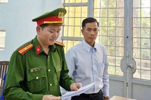 Công an đọc lệnh khởi tố bị can Châu Đông Trung.