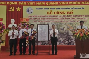 Lãnh đạo tỉnh An Giang trao Nghị quyết của Ủy ban Thường vụ Quốc hội và trao hoa chúc mừng Đảng bộ phường Mỹ Xuyên.