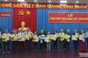 Ban Thường vụ Tỉnh ủy An Giang trao Huy hiệu Đảng tặng các đảng viên cao niên tuổi Đảng.