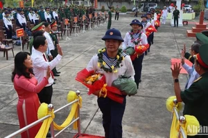 Thanh niên tỉnh An Giang lên đường nhập ngũ.