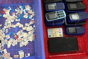 Tang vật liên quan vụ lừa đảo.
