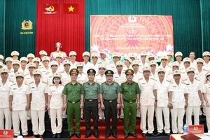 Ban Giám đốc Công an tỉnh An Giang chụp ảnh cùng các đồng chí Công an xin nghỉ theo nguyện vọng.