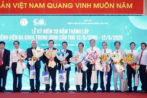 Lãnh đạo Bệnh viện đa khoa Trung ương Cần Thơ tặng hoa tri ân các cá nhân đóng góp cho sự phát triển của bệnh viện.