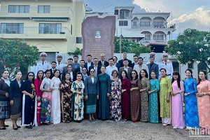 Cộng đồng người Việt Nam dâng hoa tại Khuôn viên tưởng niệm Chủ tịch Hồ Chí Minh ở thành phố Kaysone Phomvihane, tỉnh Savannakhet, Trung Lào. (Ảnh: Hải Tiến)