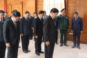 Tổng Bí thư, Chủ tịch nước Lào Thongloun Sisoulith cùng các đồng chí lãnh đạo Đảng, Nhà nước, Mặt trận Lào tưởng niệm nguyên Chủ tịch nước Trần Đức Lương. Ảnh: HẢI TIẾN