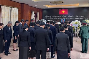 Các đoàn thành kính dâng hương, hoa tưởng niệm nguyên Chủ tịch nước Trần Đức Lương. (Ảnh: Cộng tác viên)