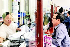 Người dân giải quyết thủ tục hành chính tại bộ phận “Một cửa” phường Phước Ninh, quận Hải Châu, thành phố Đà Nẵng. (Ảnh HOÀNG NHUNG)