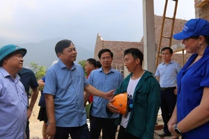 Lãnh đạo Bộ Nông nghiệp và Môi trường kiểm tra công tác khắc phục bão lũ tại Lào Cai. (Ảnh: TÂM THỜI)
