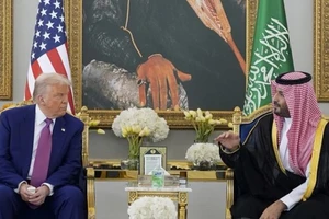 Thái tử Saudi Arabia Mohammed bin Salman Al Saud trao đổi cùng Tổng thống Mỹ Donald Trump, ngày 13/5/2025. (Ảnh: The White House)