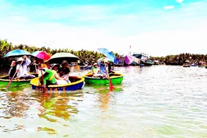 Du khách trải nghiệm tại điểm du lịch Rừng dừa Bảy Mẫu (xã Cẩm Thanh, Hội An).