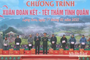 Đại diện lãnh đạo Ủy ban nhân dân tỉnh Lạng Sơn và lãnh đạo Cục Dân vận, Tổng Cục Chính trị Quân đội tặng quà cho các hộ gia đình có hoàn cảnh khó khăn.