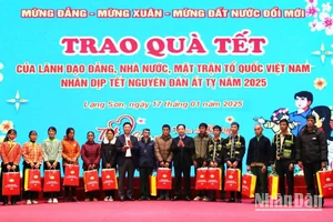 Phó Thủ tướng Chính phủ Lê Thành Long, cùng lãnh đạo tỉnh Lạng Sơn tặng quà các hộ nghèo, hộ cận nghèo, người lao động có hoàn cảnh khó khăn trên địa bàn tỉnh.