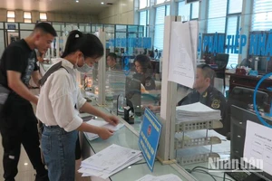 Công chức hải quan cửa khẩu quốc tế Hữu Nghị, Cao Lộc, (Lạng Sơn), hướng dẫn doanh nghiệp.