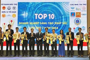 Đại diện Ban tổ chức trao cúp vàng vinh danh 10 doanh nghiệp đứng đầu về sáng tạo lần thứ 7 năm 2024.