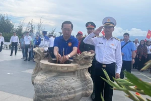 Đồng chí Huỳnh Thành Đạt, Ủy viên Trung ương Đảng, Phó Trưởng Ban Tuyên giáo và Dân vận Trung ương dâng hương tại khu tưởng niệm