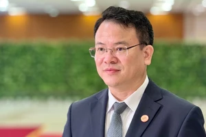 Thứ trưởng Tài chính Trần Quốc Phương trao đổi bên lề đối thoại giữa các nhà lãnh đạo với doanh nghiệp về hợp tác công-tư vì tương lai xanh và bền vững. (Ảnh: MINH PHƯƠNG)