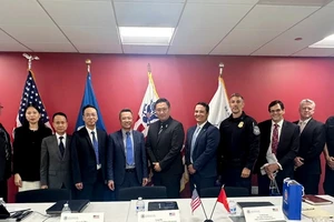 Đoàn công tác Bộ Tài chính chụp ảnh lưu niệm cùng đại diện Cơ quan Hải quan và Bảo vệ Biên giới Hoa Kỳ. (Ảnh: BTC)