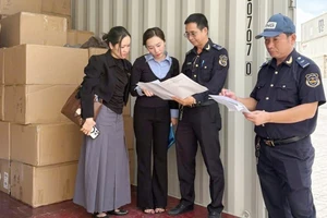 Lực lượng Hải Quan tiến hành kiểm tra số hàng hoá vi phạm. (Ảnh: Cục Hải quan)