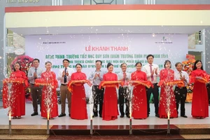Lãnh đạo huyện Duy Xuyên và BSR cắt băng khánh thành Trường Tiểu học Duy Sơn (Điểm trường Phú Nham Tây). 