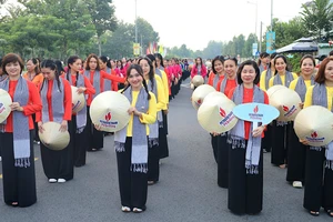 Chị em phụ nữ duyên dáng trong trang phục áo bà ba với nón lá tại lễ hội
