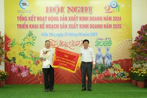 Lãnh đạo Đảng ủy Khối doanh nghiệp Cần Thơ trao cờ thi đua xuất sắc của Ủy ban nhân dân thành phố Cần Thơ cho lãnh đạo Công ty Cổ phần In tổng hợp Cần Thơ.