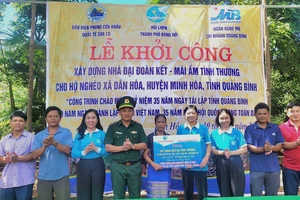 Trong 5 năm qua, Đồn Biên phòng Cửa khẩu quốc tế Cha Lo đã giúp xây dựng 15 nhà tình nghĩa, tổ chức tặng quà cho hơn 200 hộ nghèo và gia đình chính sách.