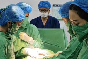 Các bác sĩ cấp cứu kịp thời cho sản phụ, bảo đảm an toàn tính mạng cả mẹ và con.