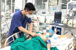 Bệnh nhi nằm điều trị tại Bệnh viện Bệnh Nhiệt đới Trung ương. (Ảnh: BVCC)
