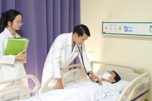Tiến sĩ, bác sĩ Vũ Hữu Khiêm, Trưởng Khoa Ung bướu, Bệnh viện đa khoa Tâm Anh Hà Nội, thăm khám một người tham gia nghiên cứu. (Ảnh: BVCC)