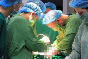 Bác sĩ can thiệp cho sản phụ.