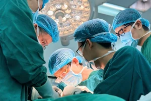 Các bác sĩ thực hiện phẫu thuật vi phẫu khẩn cấp cho bệnh nhân.